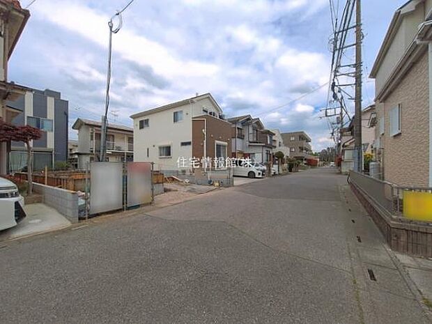 前面道路を含めた現地写真です。