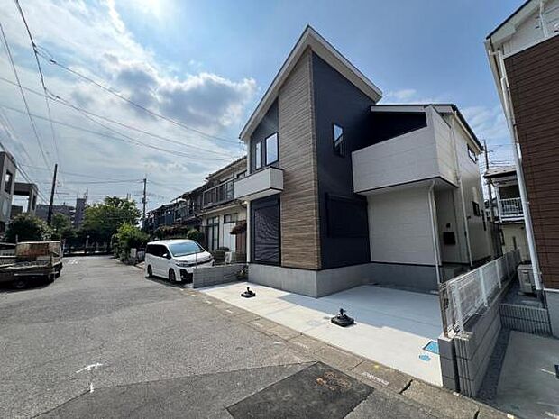 前面道路を含めた現地写真です。ぜひ周辺環境も併せてご覧ください。
