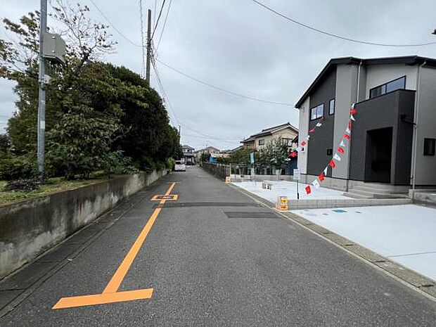 前面道路を含めた現地写真です。
