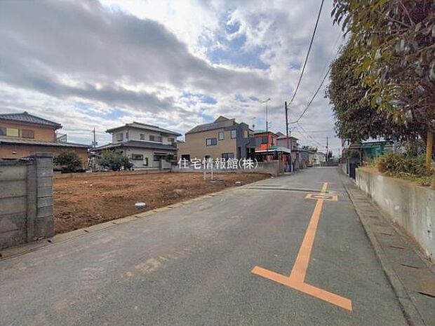 前面道路を含めた現地写真です。