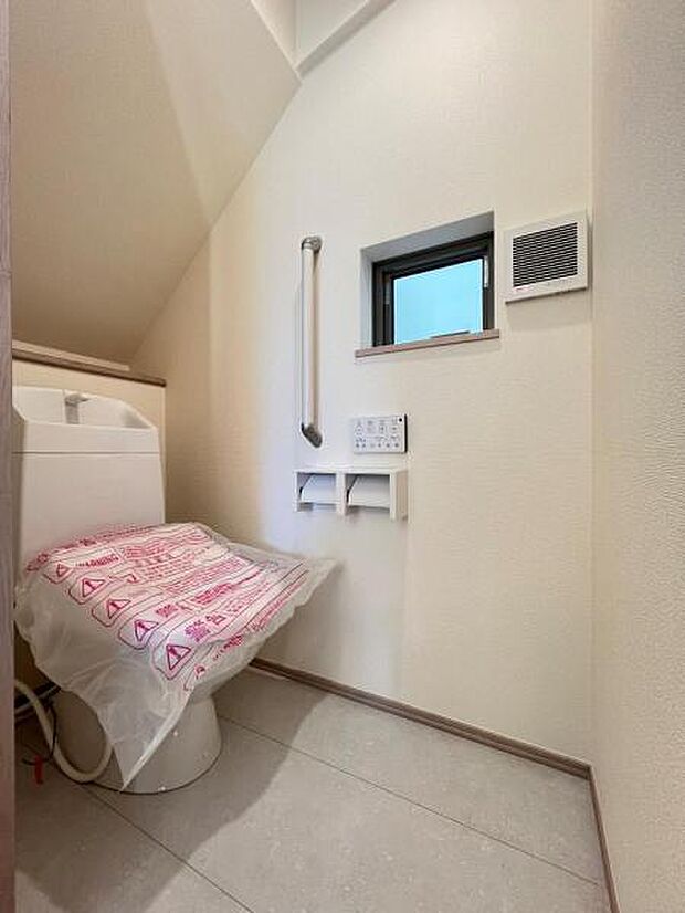 シャワー洗浄機能付のトイレは、清潔感が印象的な空間ですね。