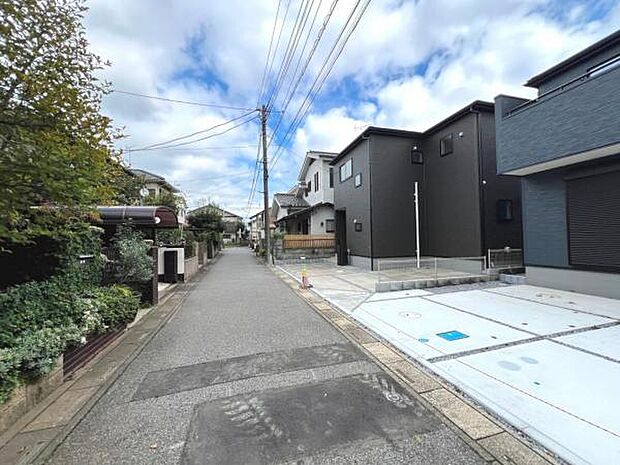 前面道路を含めた現地写真です。住宅地につき落ち着いた新生活を始められそうです。