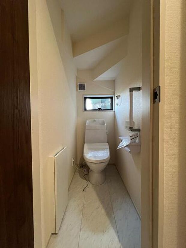 ほっと安らげるトイレ空間です。シャワー洗浄機能付のトイレは、清潔感が印象的な空間ですね。