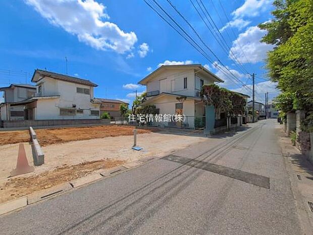 前面道路を含めた現地写真です。
