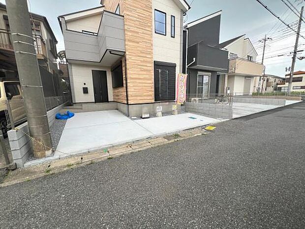前面道路を含めた現地写真です。