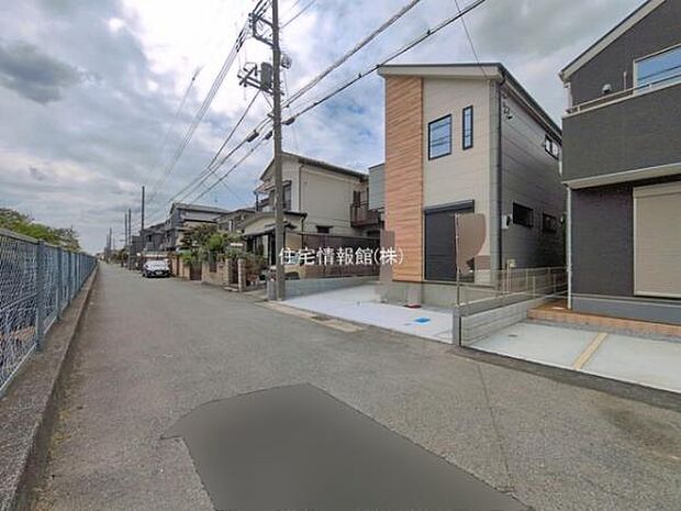 前面道路を含めた現地写真です。