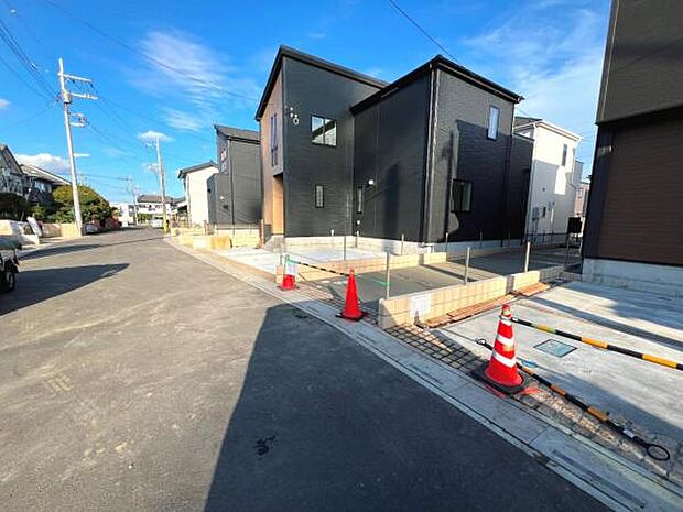 前面道路を含めた現地写真です。