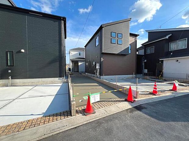 前面道路を含めた現地写真です。