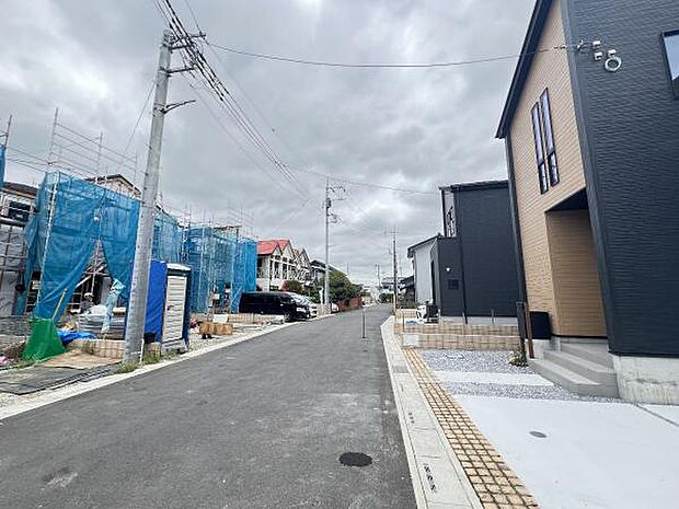 前面道路を含めた現地写真です。