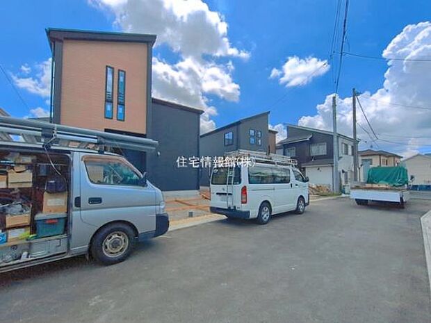 前面道路を含めた現地写真です。
