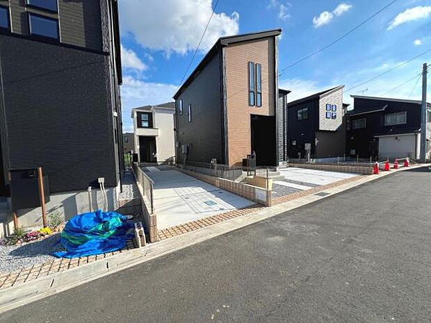 前面道路を含めた現地写真です。