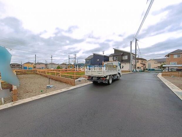 前面道路を含めた現地写真です。