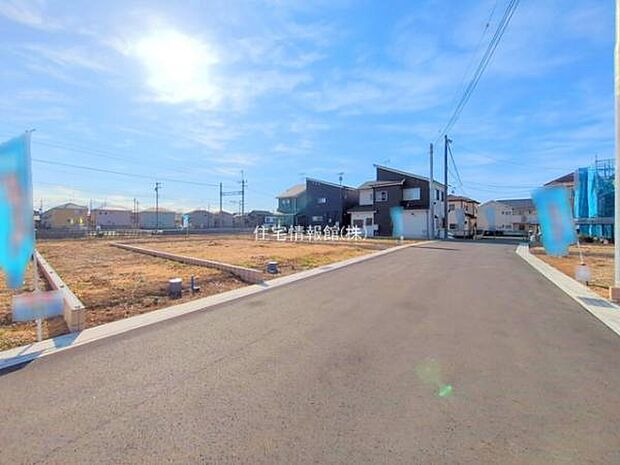 前面道路を含めた現地写真です。