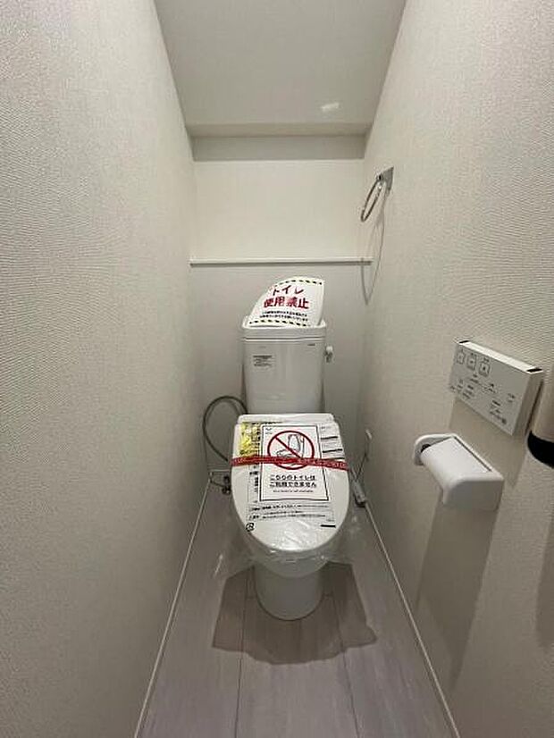ほっと安らげるトイレ空間です。シャワー洗浄機能付のトイレは、清潔感が印象的な空間ですね。