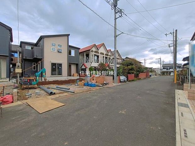 前面道路を含めた現地写真です。