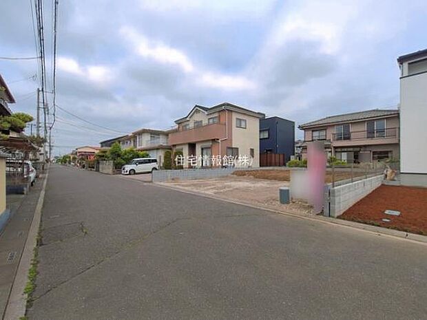 前面道路を含めた現地写真です。