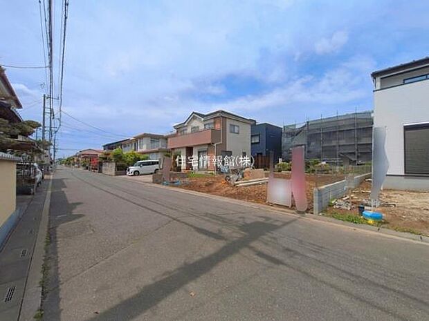 前面道路を含めた現地写真です。