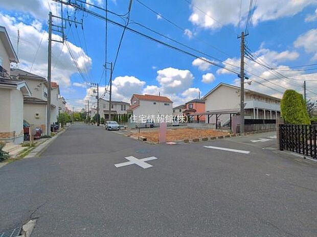 前面道路を含めた現地写真です。