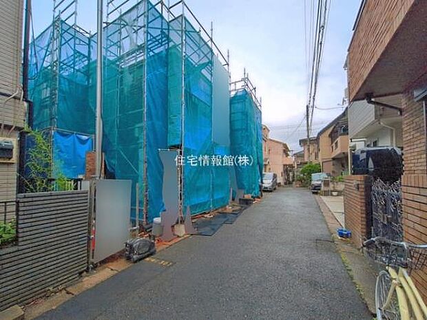 前面道路を含めた現地写真です。