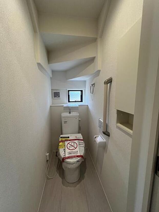 シャワー洗浄機能付のトイレは、清潔感が印象的な空間ですね。