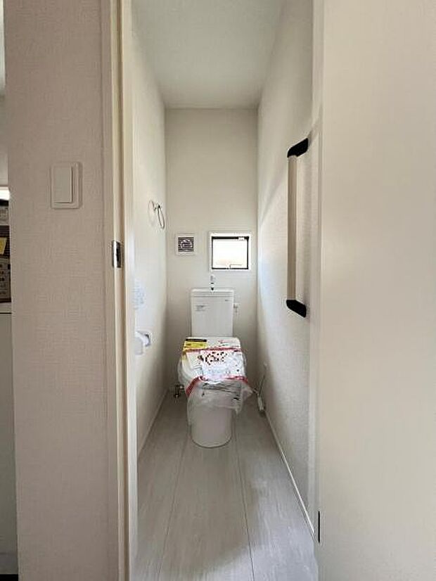 シャワー洗浄機能付のトイレは、清潔感が印象的な空間ですね。