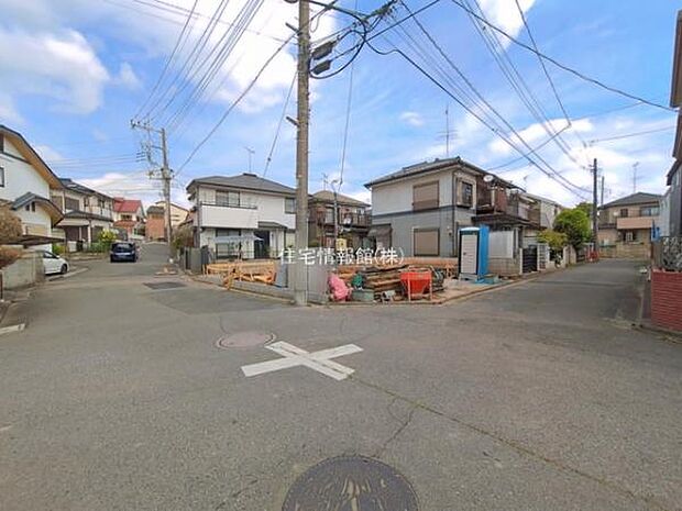 前面道路を含めた現地写真です。