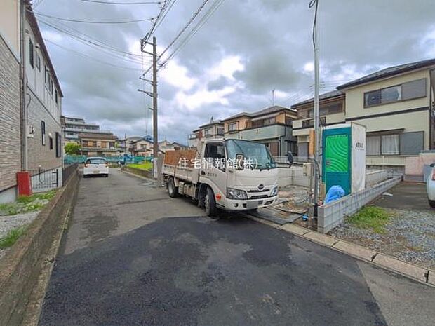 前面道路を含めた現地写真です。