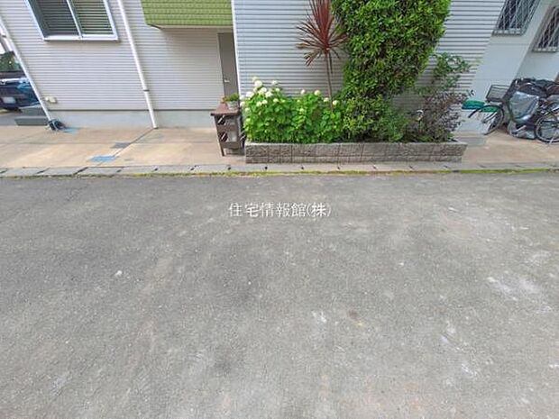 前面道路を含めた現地写真です。
