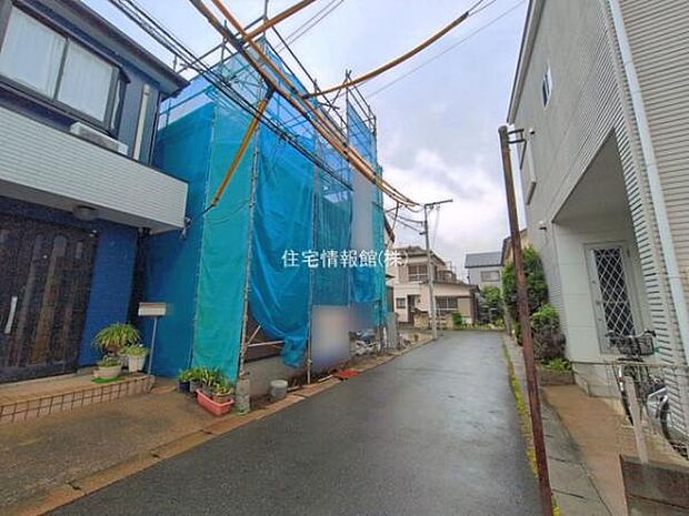 前面道路を含めた現地写真です。