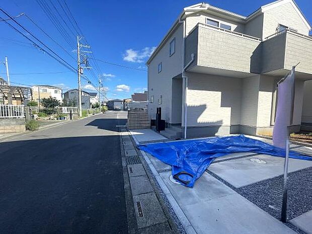 前面道路を含めた現地写真です。