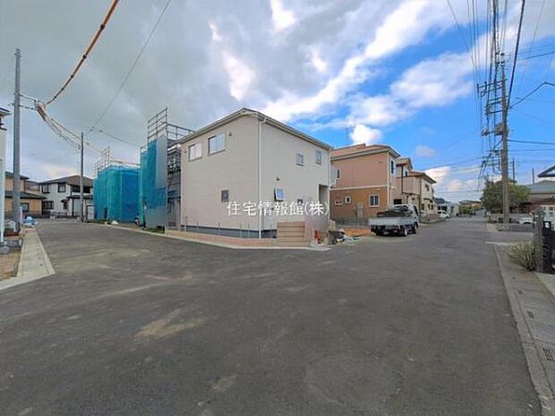 前面道路を含めた現地写真です。