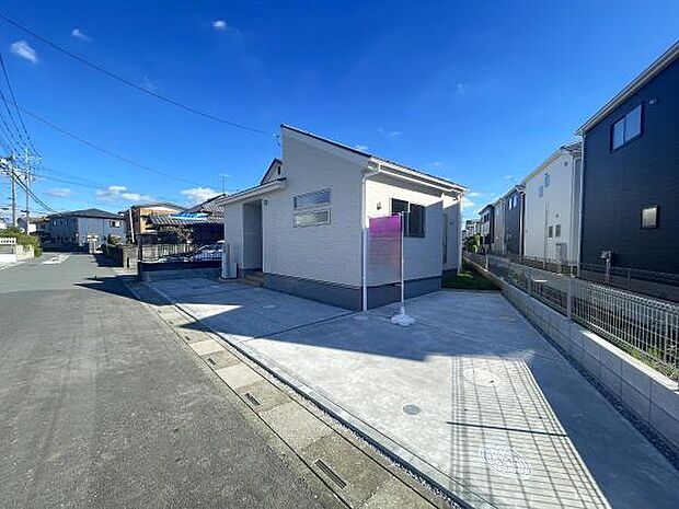 前面道路を含めた現地写真です。