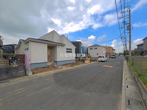 前面道路を含めた現地写真です。