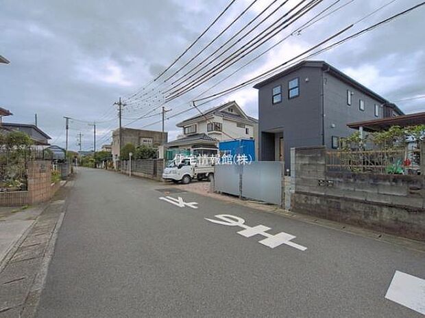 前面道路を含めた現地写真です。