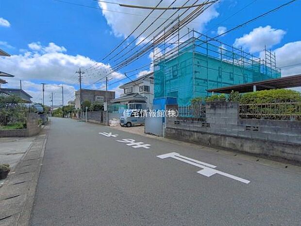 前面道路を含めた現地写真です。