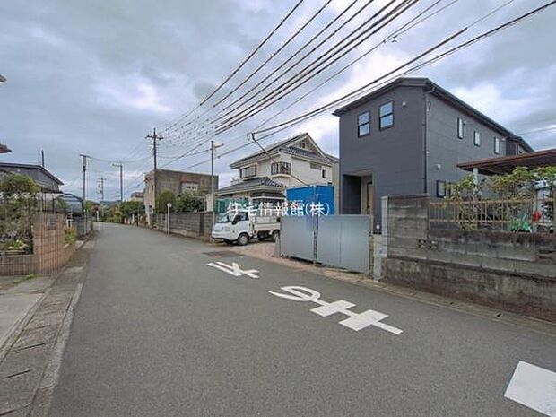 前面道路を含めた現地写真です。