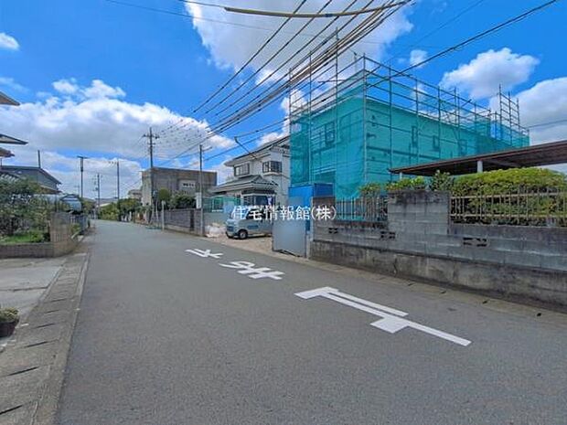 前面道路を含めた現地写真です。