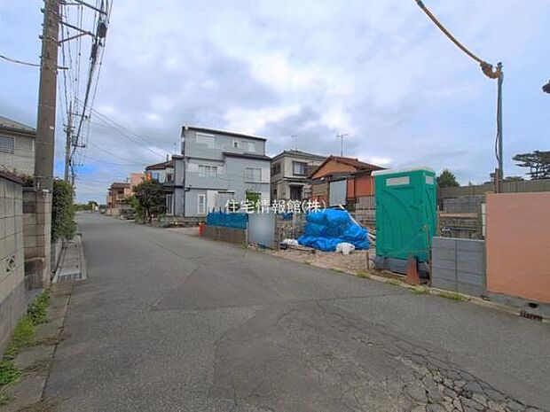 前面道路を含めた現地写真です。