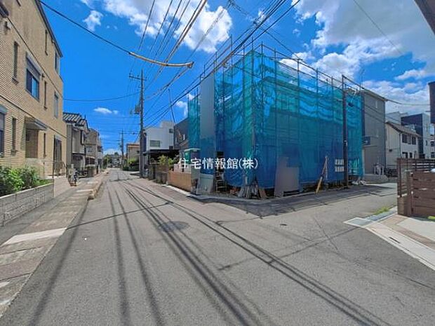 前面道路を含めた現地写真です。