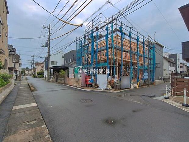 前面道路を含めた現地写真です。