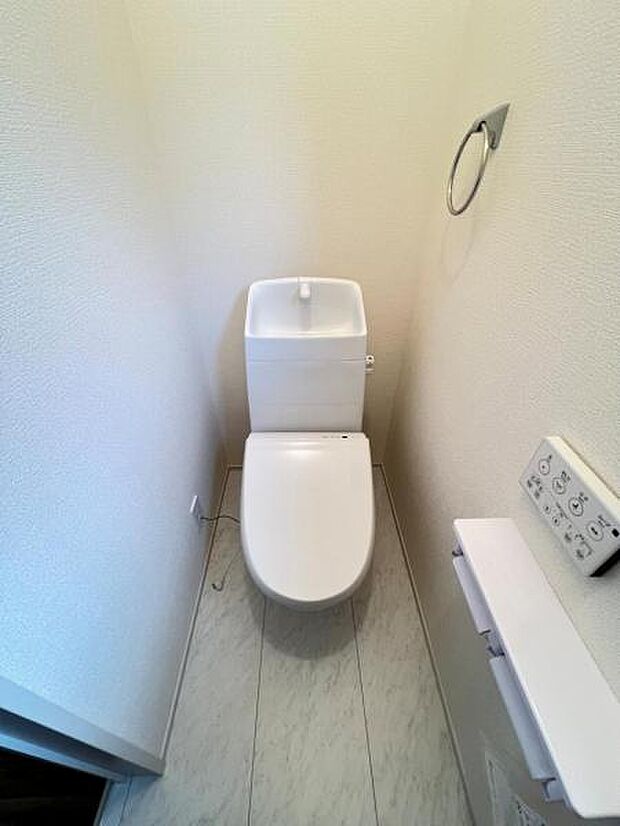 ほっと安らげるトイレ空間です。シャワー洗浄機能付のトイレは、清潔感が印象的な空間ですね。