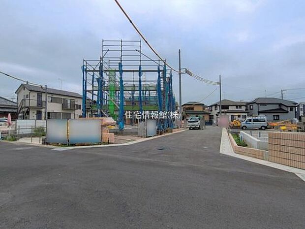 前面道路を含めた現地写真です。