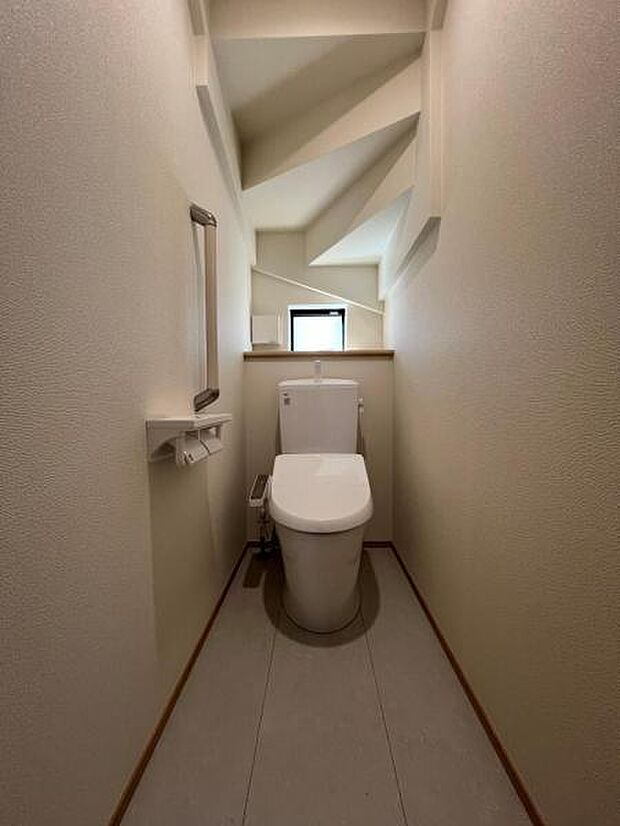 ほっと安らげるトイレ空間です。シャワー洗浄機能付のトイレは、清潔感が印象的な空間ですね。