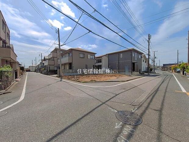 前面道路を含めた現地写真です。