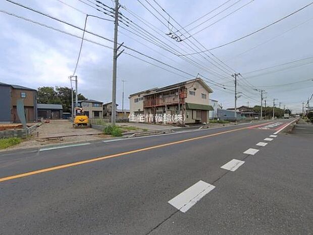 前面道路を含めた現地写真です。