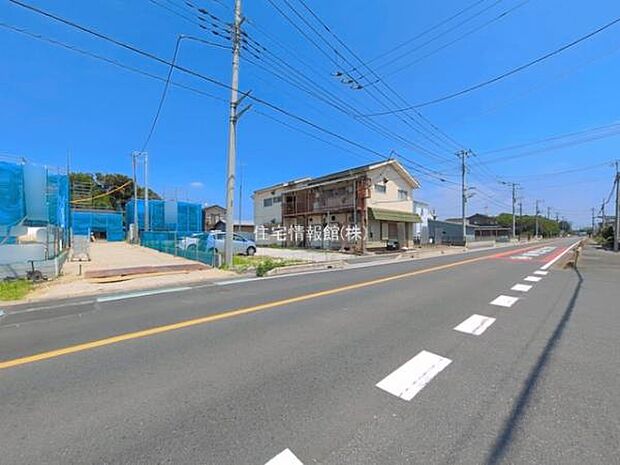 前面道路を含めた現地写真です。