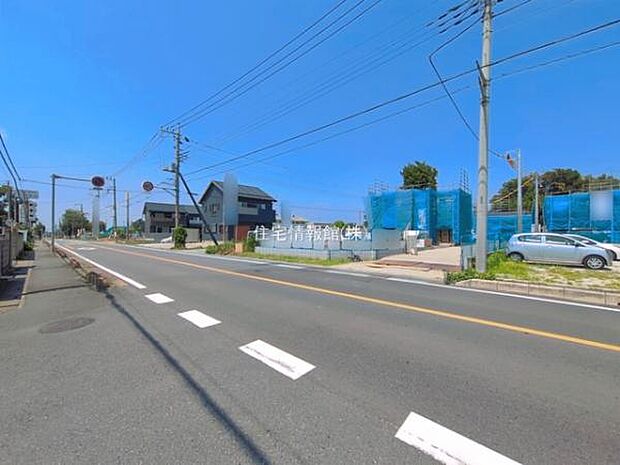 前面道路を含めた現地写真です。