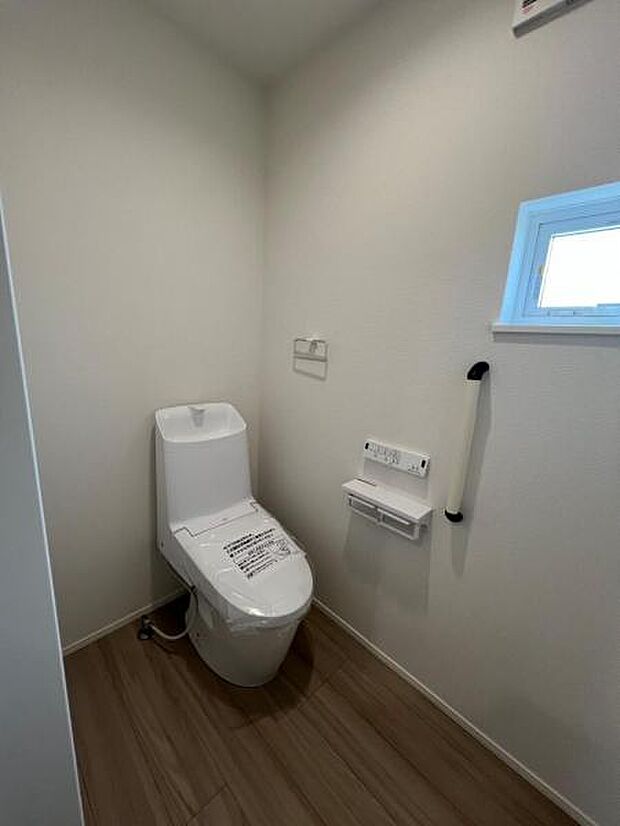 シャワー洗浄機能付のトイレは、清潔感が印象的な空間ですね。