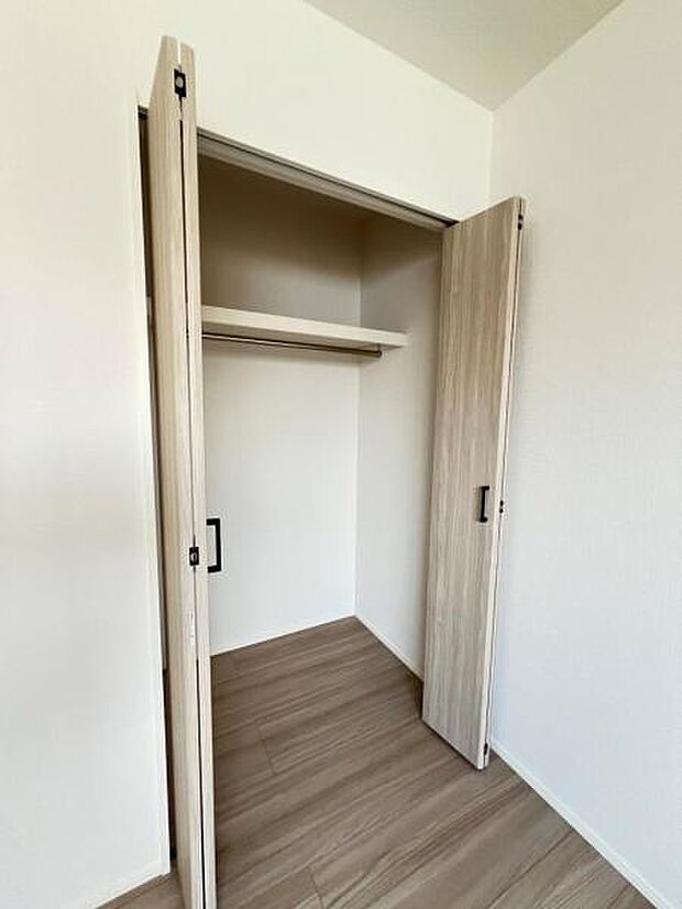 中の物を確認しやすく、取り出しやすい収納スペース。お部屋を広々とお使いいただけます。