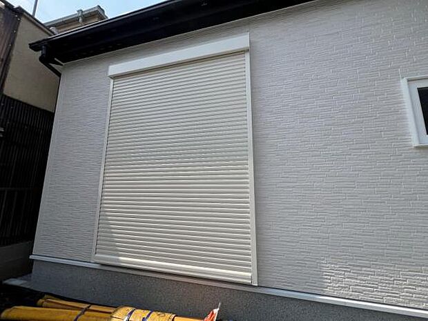 シャッター付き窓を採用しております。